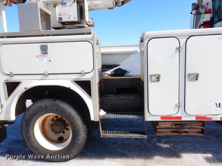 image for item KU9830 2004 International 7400  bucket truck
