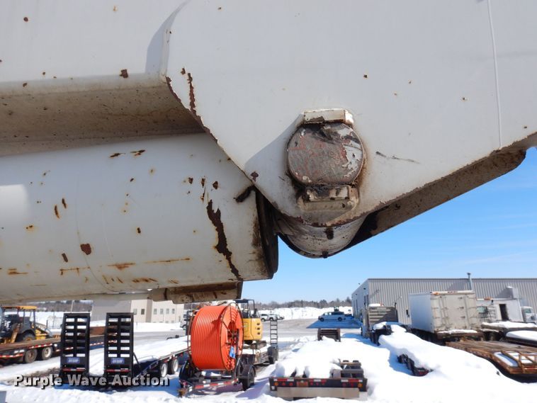 image for item KU9830 2004 International 7400  bucket truck