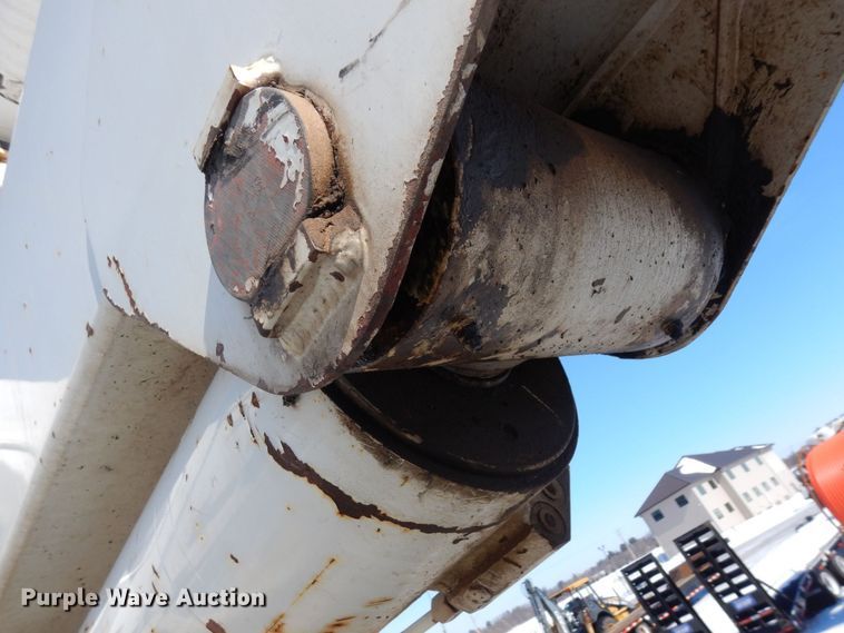 image for item KU9830 2004 International 7400  bucket truck