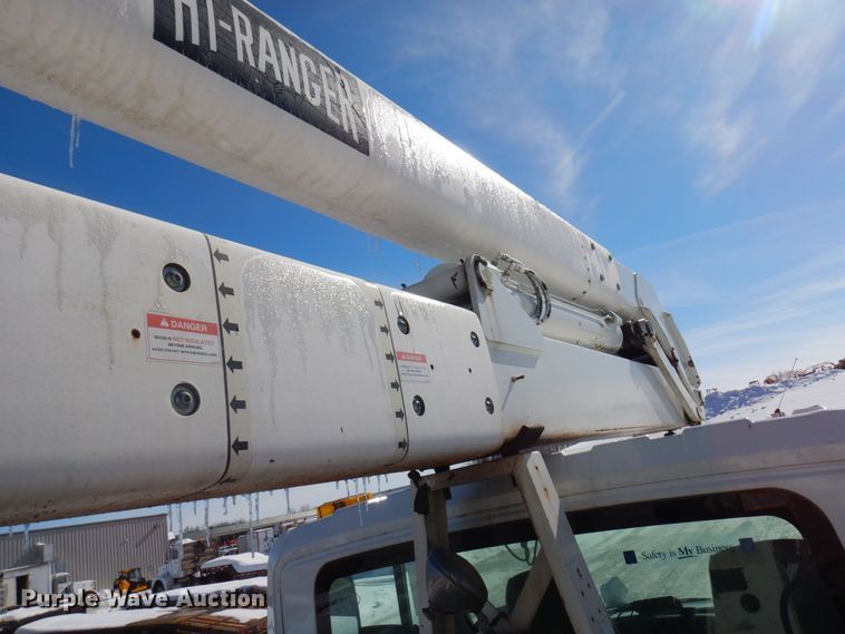 image for item KU9830 2004 International 7400  bucket truck