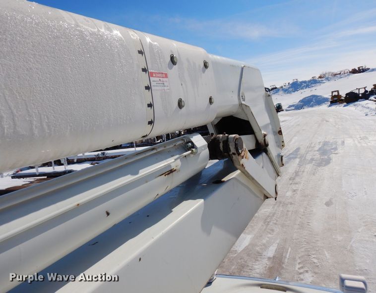 image for item KU9830 2004 International 7400  bucket truck