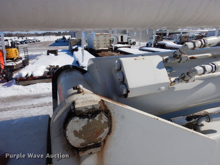 image for item KU9830 2004 International 7400  bucket truck