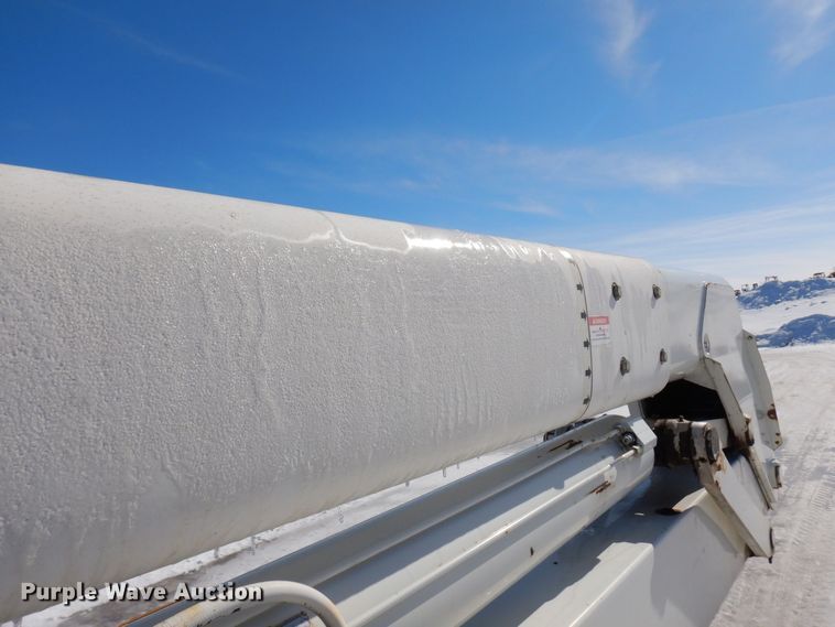 image for item KU9830 2004 International 7400  bucket truck