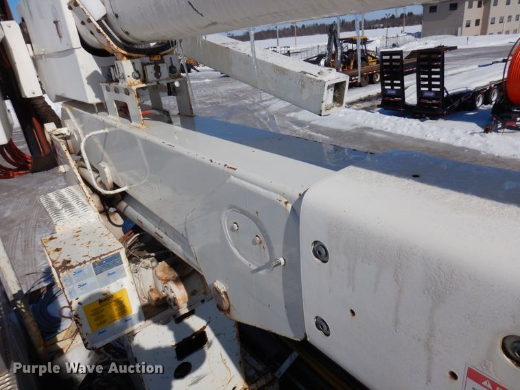 image for item KU9830 2004 International 7400  bucket truck