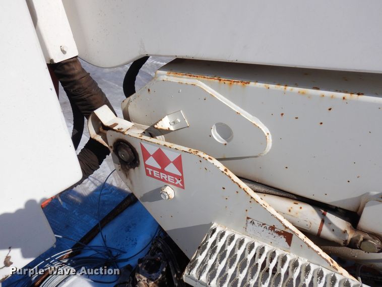 image for item KU9830 2004 International 7400  bucket truck