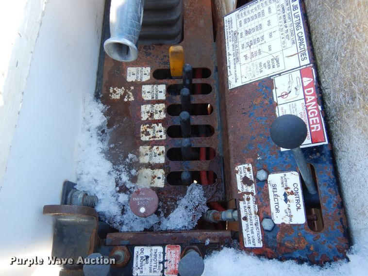 image for item KU9830 2004 International 7400  bucket truck