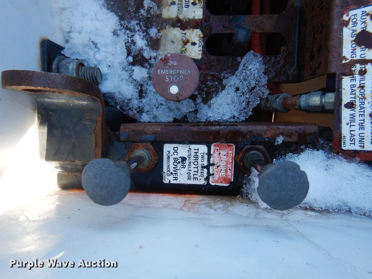 image for item KU9830 2004 International 7400  bucket truck