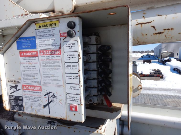 image for item KU9830 2004 International 7400  bucket truck