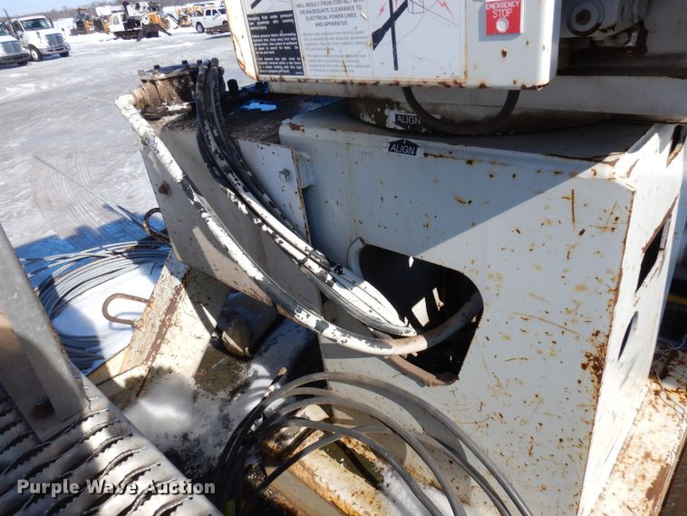 image for item KU9830 2004 International 7400  bucket truck