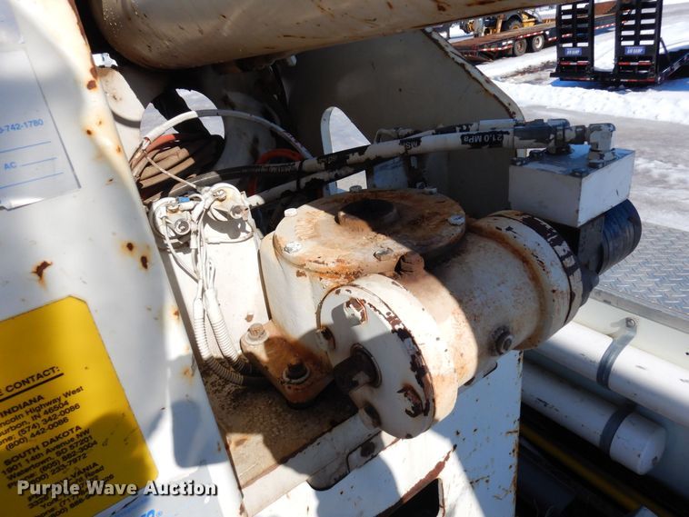 image for item KU9830 2004 International 7400  bucket truck