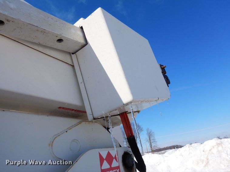 image for item KU9830 2004 International 7400  bucket truck