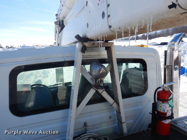 image for item KU9830 2004 International 7400  bucket truck