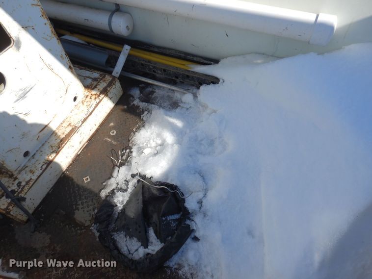 image for item KU9830 2004 International 7400  bucket truck