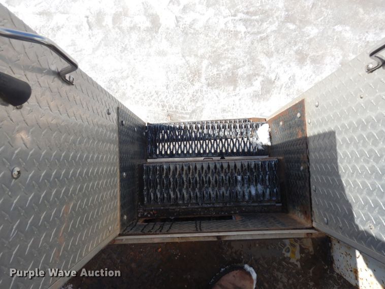 image for item KU9830 2004 International 7400  bucket truck