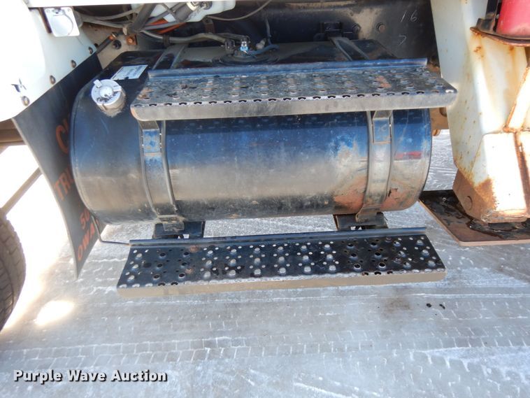 image for item KU9830 2004 International 7400  bucket truck