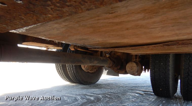 image for item KU9830 2004 International 7400  bucket truck