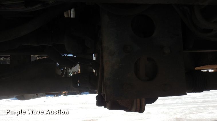 image for item KU9830 2004 International 7400  bucket truck