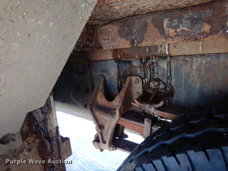 image for item KU9830 2004 International 7400  bucket truck