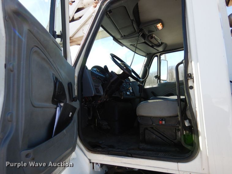 image for item KU9830 2004 International 7400  bucket truck