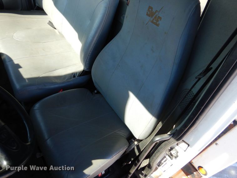 image for item KU9830 2004 International 7400  bucket truck