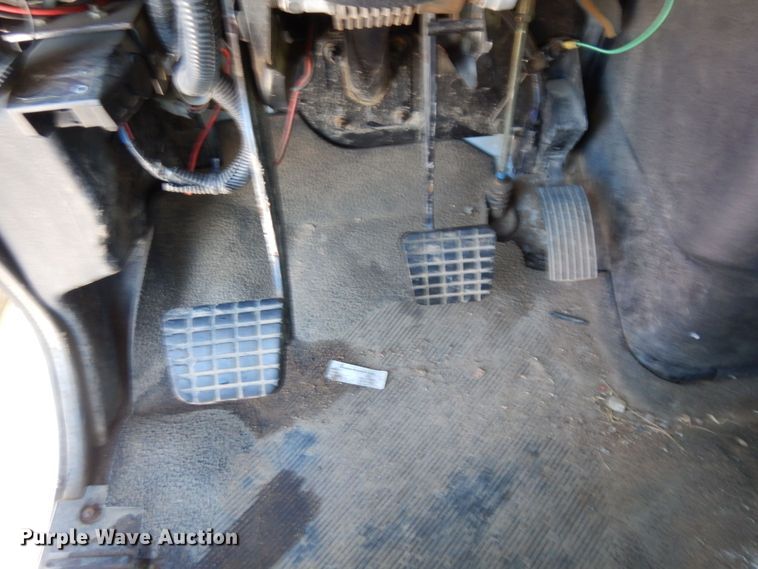 image for item KU9830 2004 International 7400  bucket truck