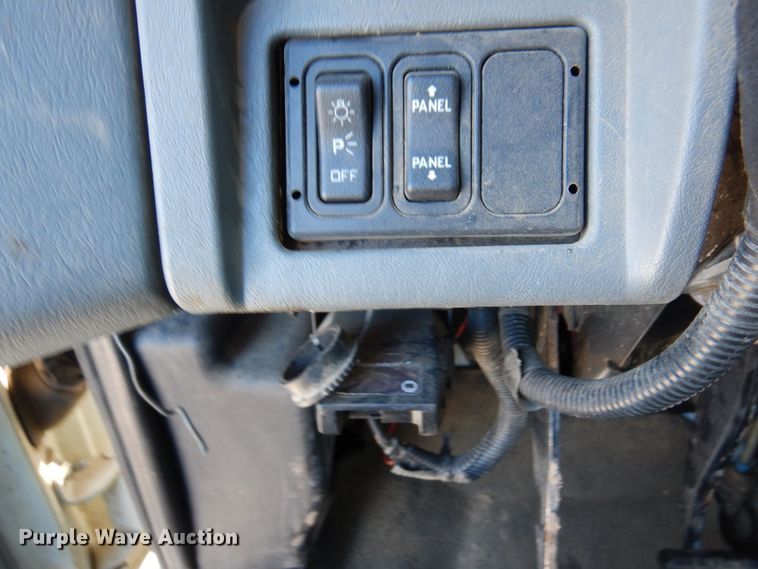 image for item KU9830 2004 International 7400  bucket truck