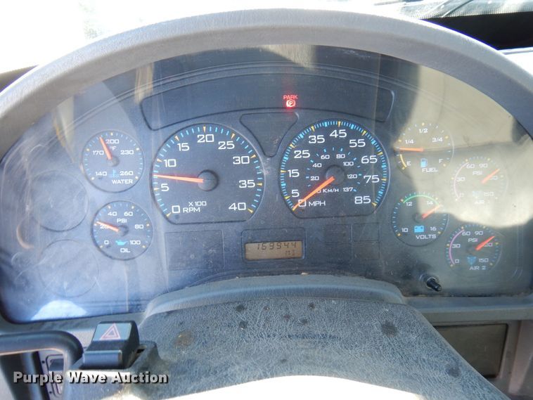 image for item KU9830 2004 International 7400  bucket truck