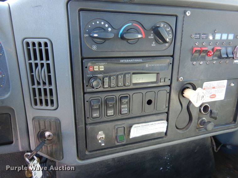 image for item KU9830 2004 International 7400  bucket truck