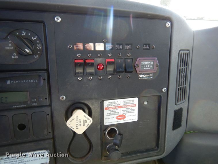 image for item KU9830 2004 International 7400  bucket truck