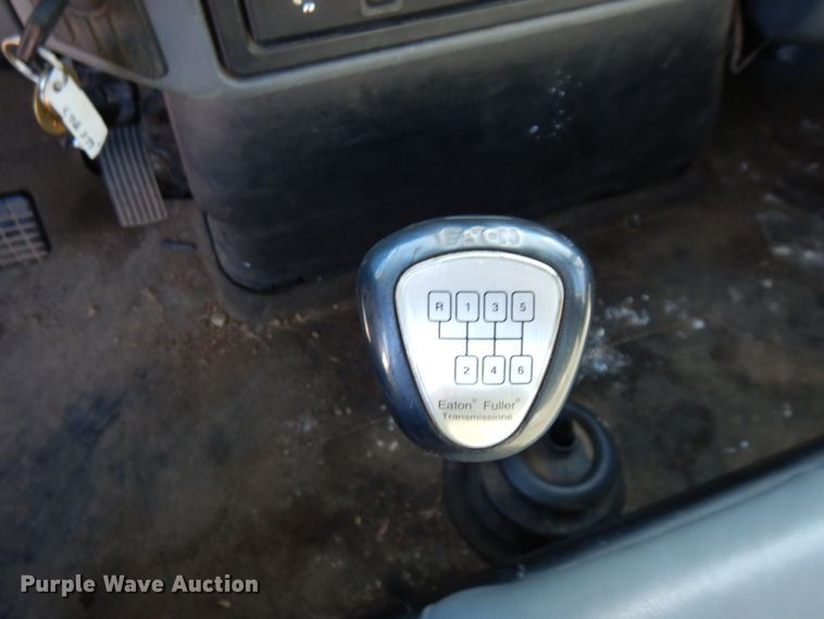 image for item KU9830 2004 International 7400  bucket truck