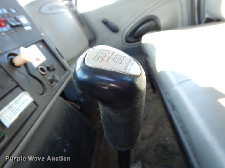 image for item KU9830 2004 International 7400  bucket truck