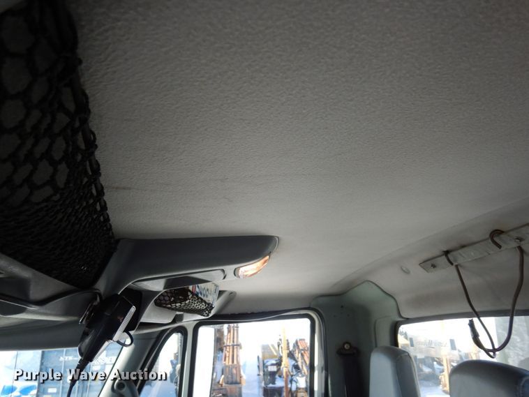 image for item KU9830 2004 International 7400  bucket truck