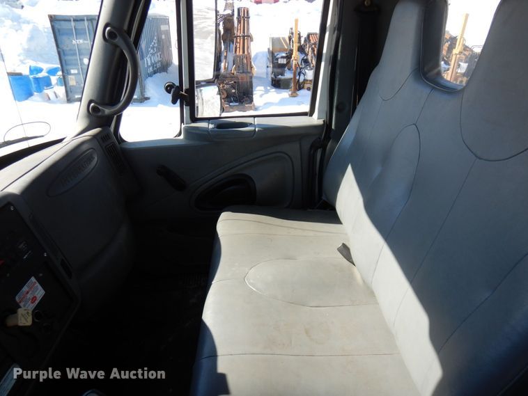 image for item KU9830 2004 International 7400  bucket truck