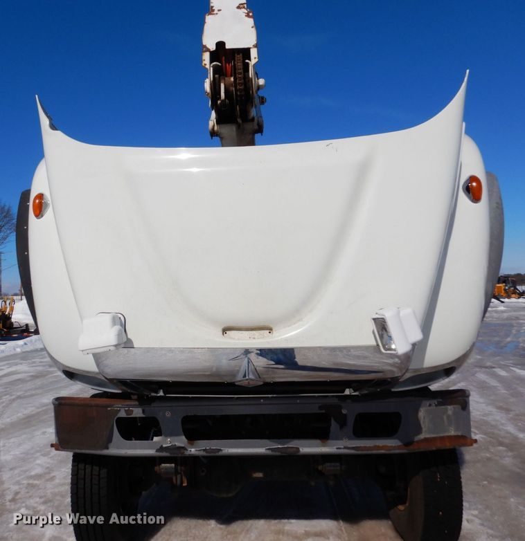 image for item KU9830 2004 International 7400  bucket truck
