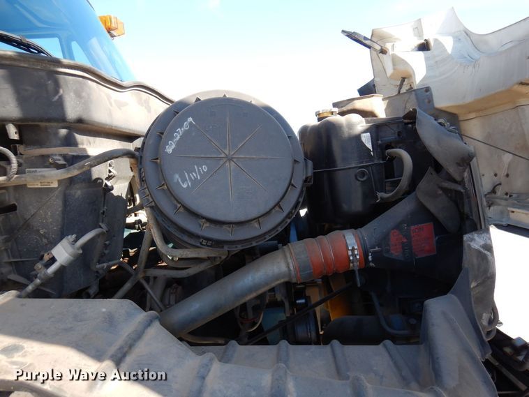 image for item KU9830 2004 International 7400  bucket truck