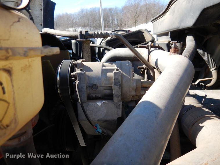 image for item KU9830 2004 International 7400  bucket truck