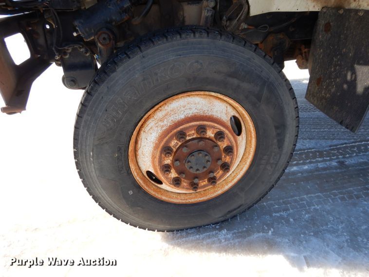 image for item KU9830 2004 International 7400  bucket truck