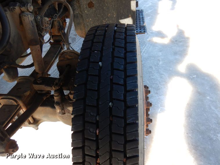 image for item KU9830 2004 International 7400  bucket truck