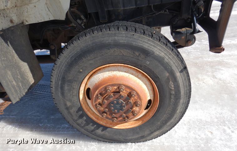 image for item KU9830 2004 International 7400  bucket truck