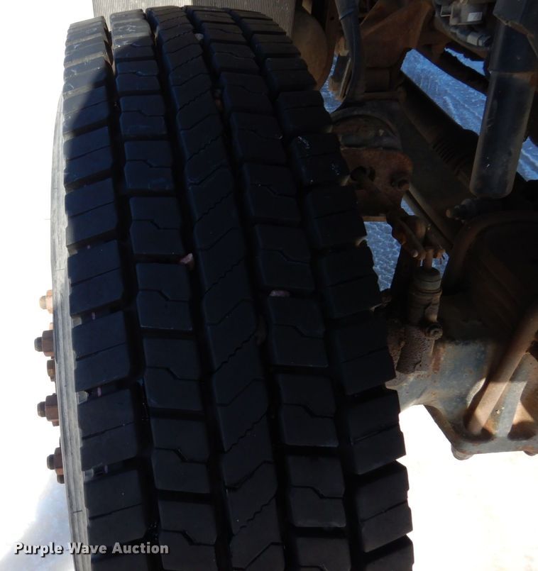 image for item KU9830 2004 International 7400  bucket truck