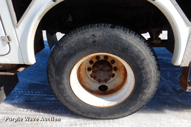 image for item KU9830 2004 International 7400  bucket truck