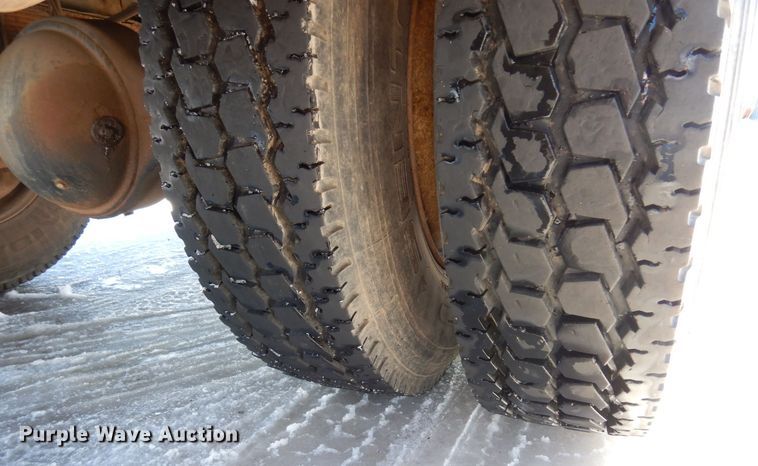 image for item KU9830 2004 International 7400  bucket truck