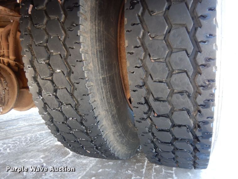 image for item KU9830 2004 International 7400  bucket truck