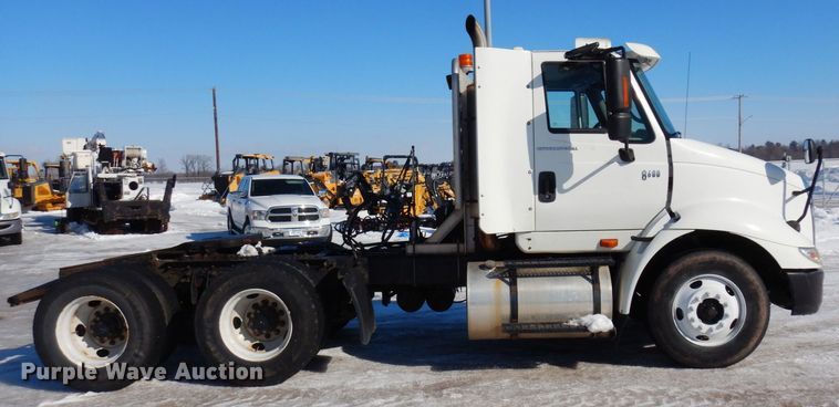 image for item KU9832 2007 International 8600  semi truck