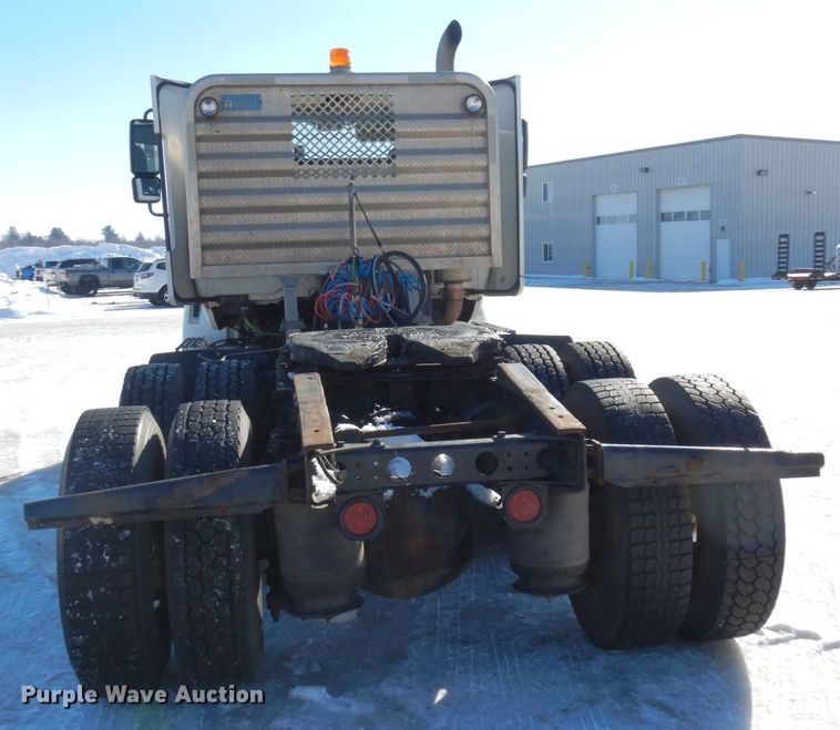 image for item KU9832 2007 International 8600  semi truck