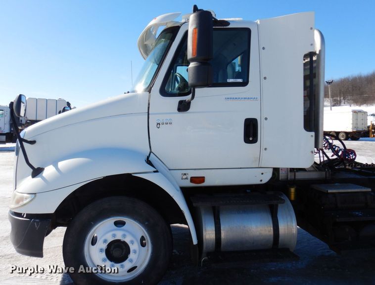 image for item KU9832 2007 International 8600  semi truck
