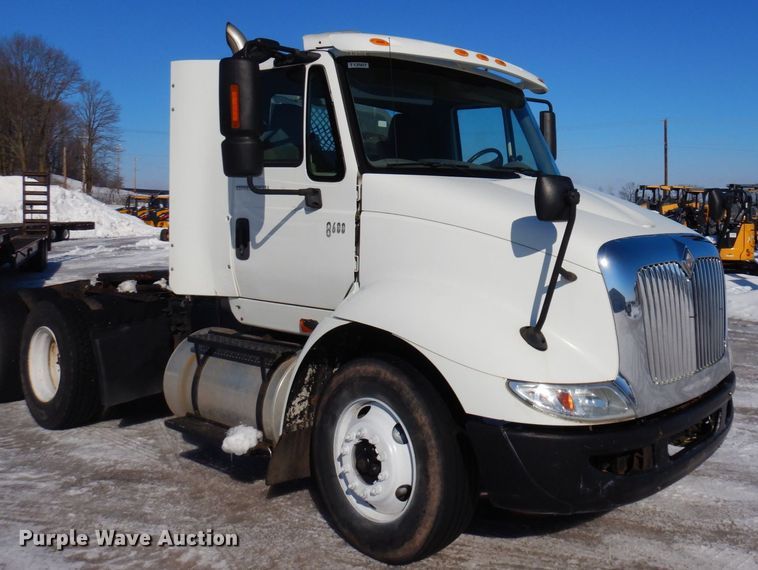 image for item KU9832 2007 International 8600  semi truck