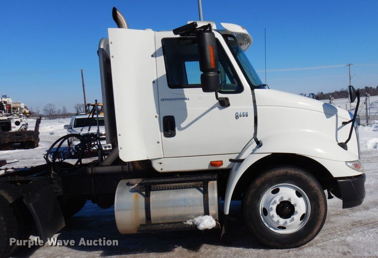 image for item KU9832 2007 International 8600  semi truck