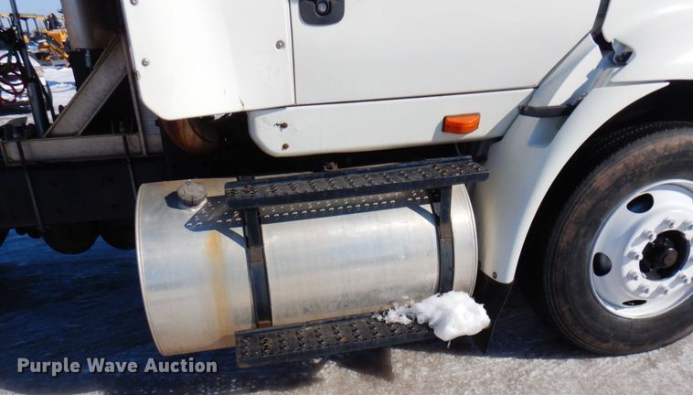 image for item KU9832 2007 International 8600  semi truck