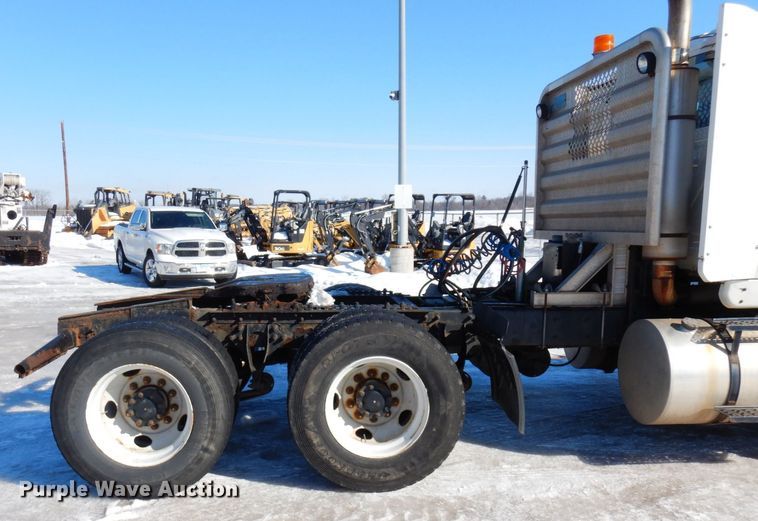 image for item KU9832 2007 International 8600  semi truck